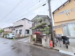 緑豊かな庭木に囲まれた、落ち着きのある邸宅。