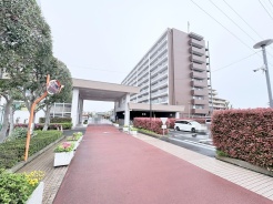 緑に囲まれた、落ち着きのあるエントランスが迎えてくれます。