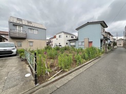 周辺環境と調和する穏やかな街並みに位置し、日々の暮らしに心地よいゆとりを感じられる住空間の広がりです。