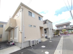 穏やかな色合いが優しく包み込む、心地よい住まい。