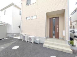 上質な木目調のドアが、洗練された住まいへの入り口を演出します。