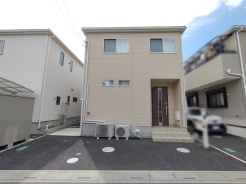 穏やかな色合いの街並みに調和する、落ち着いた佇まい。