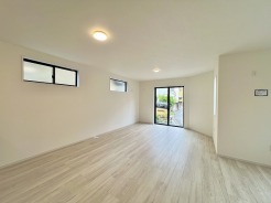 無駄な装飾を削ぎ落としたシンプルな空間は、住まう人の暮らしに合わせて自由に彩りを添えられます。