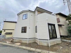 周囲の街並みと調和する、清潔感のある色使いと洗練された外観デザインが日々の暮らしを穏やかに彩ります。