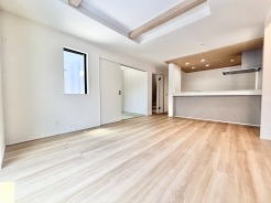 木目の温かみと洗練された色彩が調和する、開放感に満ちた心地よい空間です。