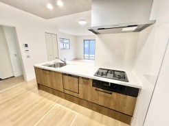 温かみのある木目調のキッチンが、心地よい空間を演出します。