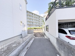 整然とした街並みに溶け込む、落ち着いた佇まい。