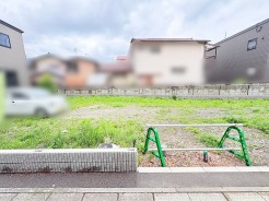 穏やかな住宅街に位置する、思い描いた暮らしを自由に描くことのできる伸びやかな敷地です。