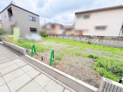 周辺環境との調和を保ちながら、自分らしい住まいをゼロから描き出すための可能性に満ちた静かな敷地です。
