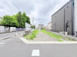 穏やかな街並みに溶け込む、ゆとりある広がりを感じさせる閑静な敷地です。