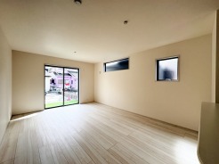木目の床と淡い色合いの壁が調和する、穏やかで心地よい空間が広がります。