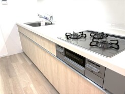 木目調の扉が温かみを感じさせる、機能的なキッチン空間