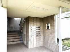 タイル張りの壁が落ち着きのあるエントランス空間を演出