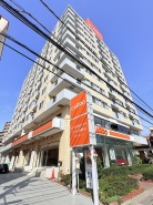 獨協大学前東口駅徒歩5分、メガドンキ隣のマンションです。周辺環境が充実していて利便性の高いエリアですので、周辺のご案内もお任せください。