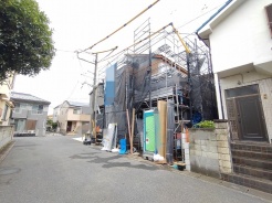新しい暮らしの始まりを感じさせる、落ち着いた住宅街に佇む建設現場の風景です。