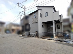 洗練された外観デザインが街並みに調和する、心地よい日常を予感させる佇まいです。