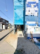 ポーチのついた新築分譲物件。
