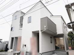洗練されたフォルムが印象的な、周囲の街並みと調和するモダンな佇まいの邸宅です。