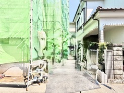 周囲の環境と調和しながら、落ち着いた暮らしの時間を育んでいける静かな佇まいです。