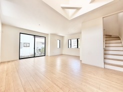 余計な装飾を削ぎ落としたシンプルな空間が、住まう人の個性を引き立てる心地よい余白を生み出します。