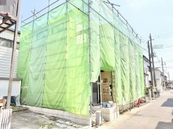 新しい住まいへと着実に形作られていく、期待が高まる建築途中の外観の様子です。