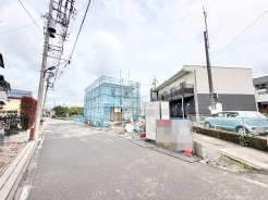 新しい生活の始まりを予感させる、穏やかな空気が流れる住環境の風景です。