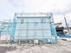 新しい生活の始まりを予感させる、丁寧に仕上げられていく健やかな佇まいの住まい。