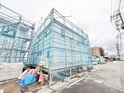 新しい暮らしが整うその日に向けて、静かに期待が高まる建設中の現地外観です。