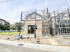 完成に向けて着実に形づくられていく、期待感に満ちた住まいの佇まいです。