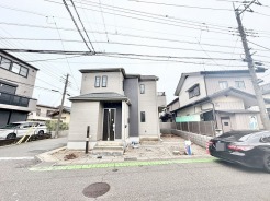 街並みに落ち着いた表情を添える、シンプルで端正な佇まいの外観デザインです。