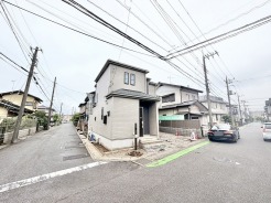 閑静な住宅街の一角にあり、落ち着いた街並みと調和するシンプルな佇まいが魅力です。