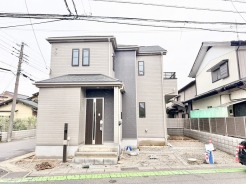 落ち着いた色味のコントラストが洗練された印象を与える、モダンな佇まいの住まいです。