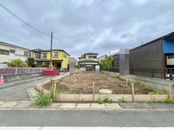 角地につき、開放感に恵まれる住居がここに。