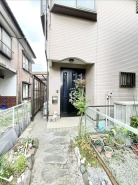 緑豊かなアプローチがお出迎えする、穏やかな暮らしを予感させる佇まい