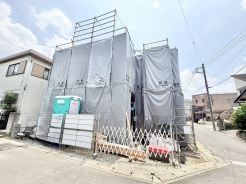 新しい暮らしを形にするための準備が着々と進む、静かな住宅街の風景です。