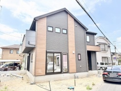 落ち着いた色合いの外壁が街並みに調和し、日々の暮らしに安らぎを感じさせてくれるモダンな佇まいの外観です。