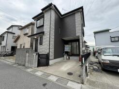モダンな外観が印象的な、落ち着きある住まい。