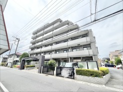 静けさと緑に調和する、穏やかな日常がここにあります。
