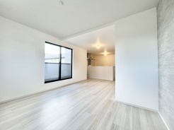 洗練された色調が心地よい調和を生み出し、日々の暮らしに静かな広がりと落ち着きをもたらす空間です。