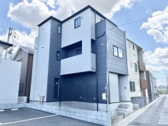 洗練されたモノトーンの外観が、街並みに落ち着きと確かな存在感をもたらします。