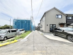 穏やかな時間が流れる住宅街に位置し、日々の生活を静かに包み込む落ち着いた佇まいが魅力です。