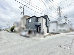 すっきりと洗練された色合いの外観が青空の下で美しく映える住まい