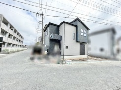 洗練された色合いが街並みに映える、落ち着きのある佇まいが魅力的な外観です。