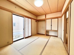 心穏やかなひとときを過ごせる、自然素材の風合いが調和した心地よい空間です。