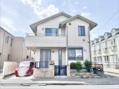 洗練された外観デザインと落ち着いた街並みが調和し、穏やかな暮らしを予感させる佇まいです。