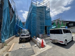 新しい暮らしの完成を心待ちにする、静かな期待感に満ちた建設中の現場風景です。