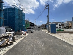 新しい街並みが形成されつつある、落ち着きのある住宅街の風景です。