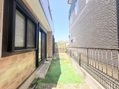 住まいと住まいの間にゆとりを感じさせる、落ち着いた雰囲気の屋外スペースが日常の暮らしに安らぎを与えます。
