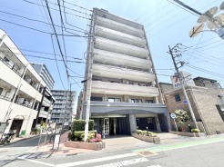 街並みに穏やかに溶け込み、日常の安心感を感じさせる端正な佇まいの外観です。