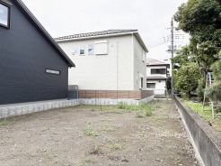 周囲の落ち着いた環境に溶け込み、自由な発想で理想の暮らしを描ける広々とした敷地です。